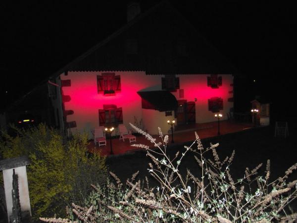 Maison éclairée par LED rouge