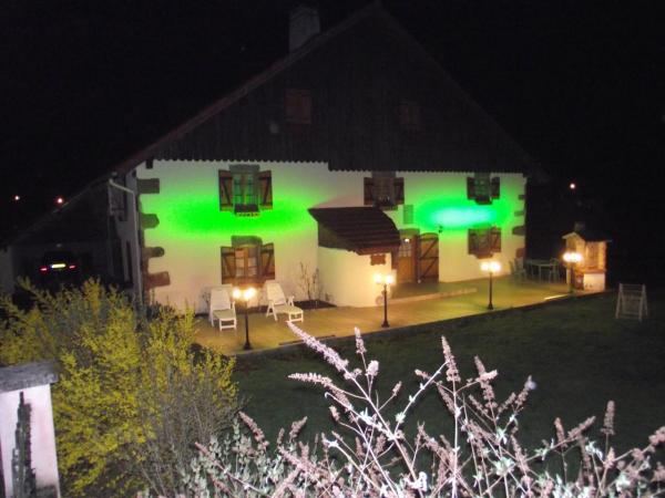 Maison éclairée par LED vert