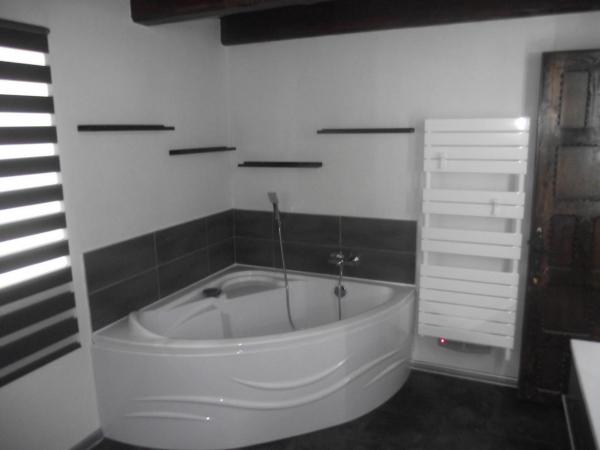 Nouvelle Salle de Bains, baignoire d'angle + sèche serviettes.