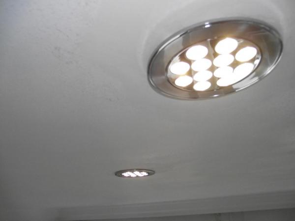 Pose de spots LED central dans faux plafond